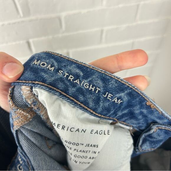 American Eagle High Rise Mom Straight Distressed Jeans Size 6 - Picture 3 of 11